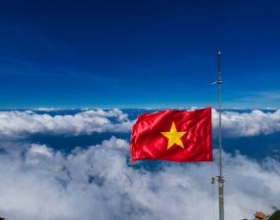 Làng nghề may cờ tổ quốc Từ Vân