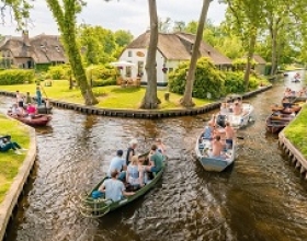Giethoorn – Ngôi Làng Nhỏ Bé Ở Hà Lan, Nơi Không Có Đường Bộ, Chỉ Có Những Con Kênh Xanh Mướt