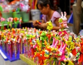Tò he món quà dân gian níu chân người qua phố