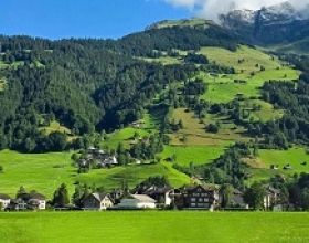 Sắc xanh ngày hè tại làng Engelberg ở Thụy Sĩ